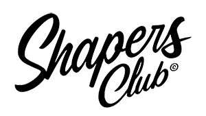 shapers-club- L'image affiche un logo avec le texte « Shapers Club » écrit en police cursive noire. Le fond est transparent. -surf
