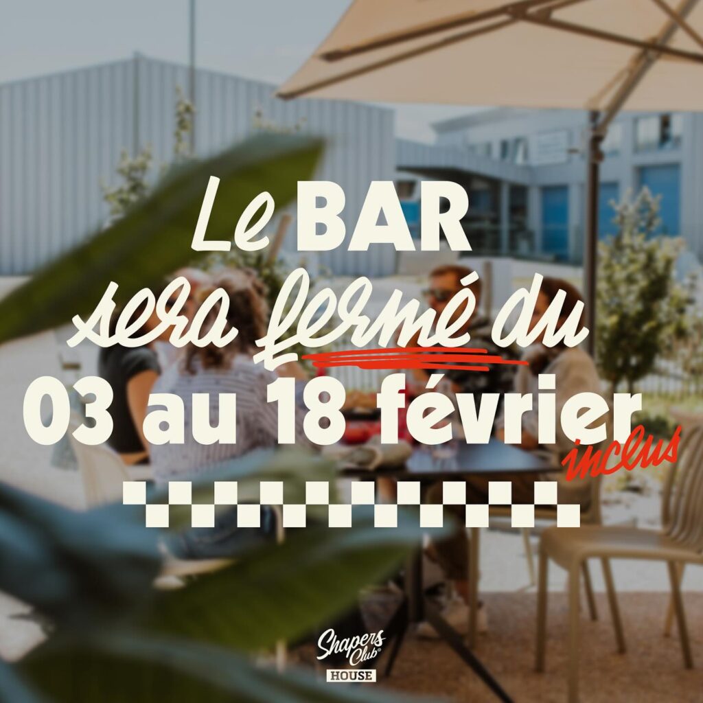 shapers-club- L'image montre une scène de terrasse extérieure où des gens se rassemblent autour d'une table sous un parasol. Le texte superposé indique : « Le BAR sera fermé du 03 au 18 février inclus », avec un motif à carreaux décoratif, des éléments automobiles Brouillon et un logo en bas. -surf