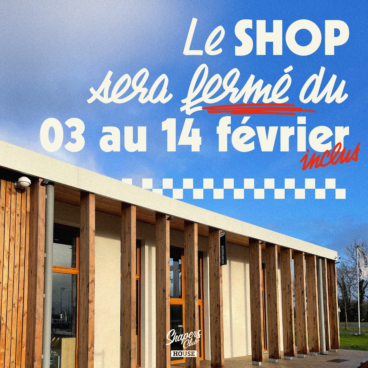 shapers-club- L'extérieur du bâtiment moderne présente des accents en bois qui complètent son design élégant. En gras : « Le SHOP sera fermé du 03 au 14 février inclus. » En bas, un logo indique « Snapees Club HOUSE. » Au-dessus, un ciel partiellement nuageux ajoute à l'ambiance, une toile de fond parfaite pour les passionnés de Brouillon Auto. -surf