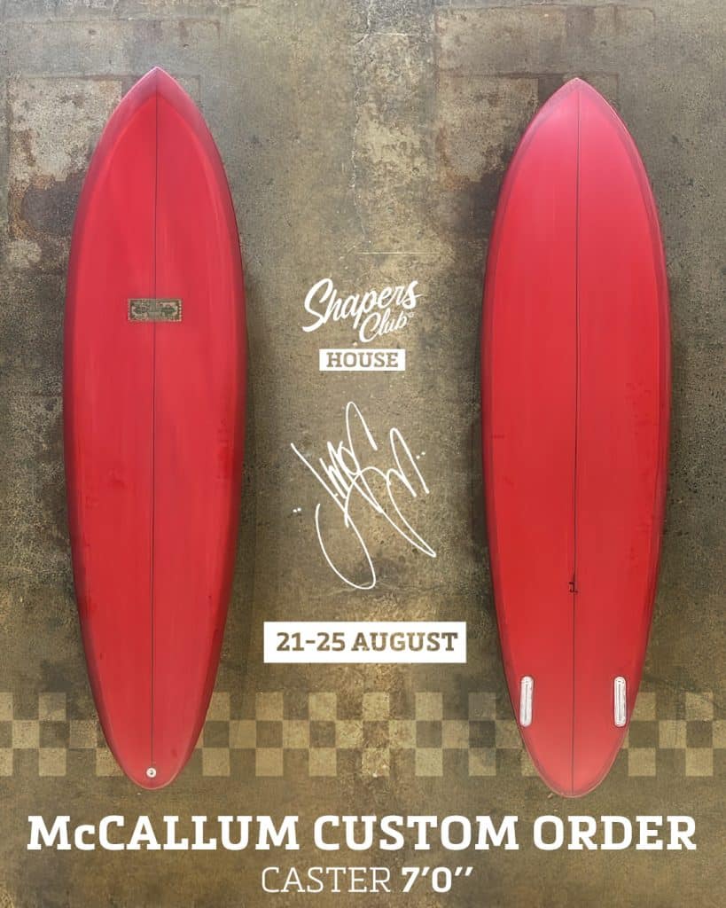 shapers-club- Deux planches de surf rouges de Jeff McCallum sur un fond brun texturé, représentées en haut et en bas. Le texte se lit comme suit : "Shapers Club House, 21-25 août, McCallum Custom Order sur-mesure, Caster 7'0". La signature blanche est également visible. -surf