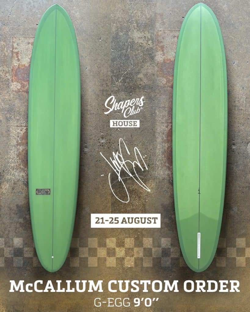 shapers-club- Deux planches de surf vertes se tiennent verticalement côte à côte sur un fond à carreaux. Le texte se lit comme suit : "Shapers Club House, 21-25 août, Jeff McCallum Custom Order, sur-mesure G-Egg 9'0" avec une signature au centre. -surf