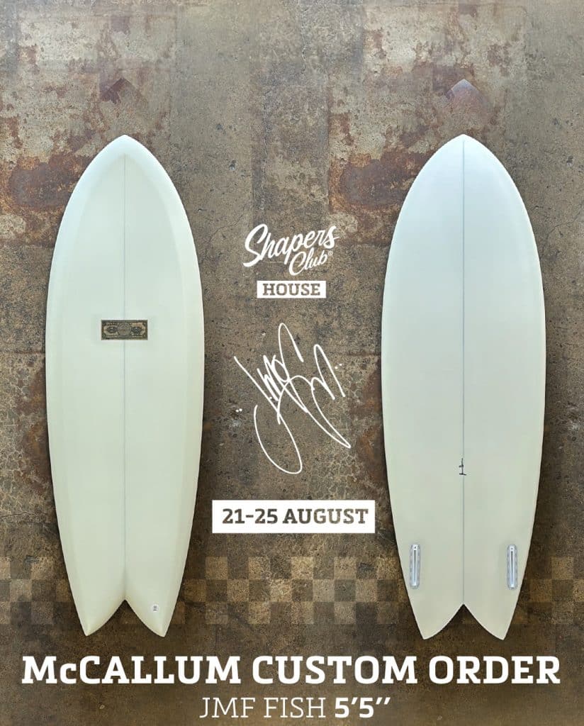 shapers-club- Deux planches de surf de couleur crème, avec un poisson sur-mesure, présentées verticalement sur un fond texturé, avec le texte suivant : "SHAPERS CLUB HOUSE", "21-25 August", "McCALLUM CUSTOM ORDER" et "JMF FISH 5'5" by Jeff McCallum". Signature manuscrite au centre. -surf