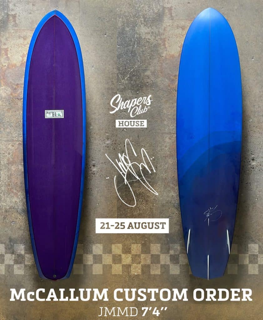 shapers-club- Deux planches de surf bleues et violettes reposent sur du béton, avec un texte : "Shapers Club House, 21-25 août, Jeff McCallum Custom Order, JMMD 7'4", sur-mesure". Une signature apparaît au centre. -surf