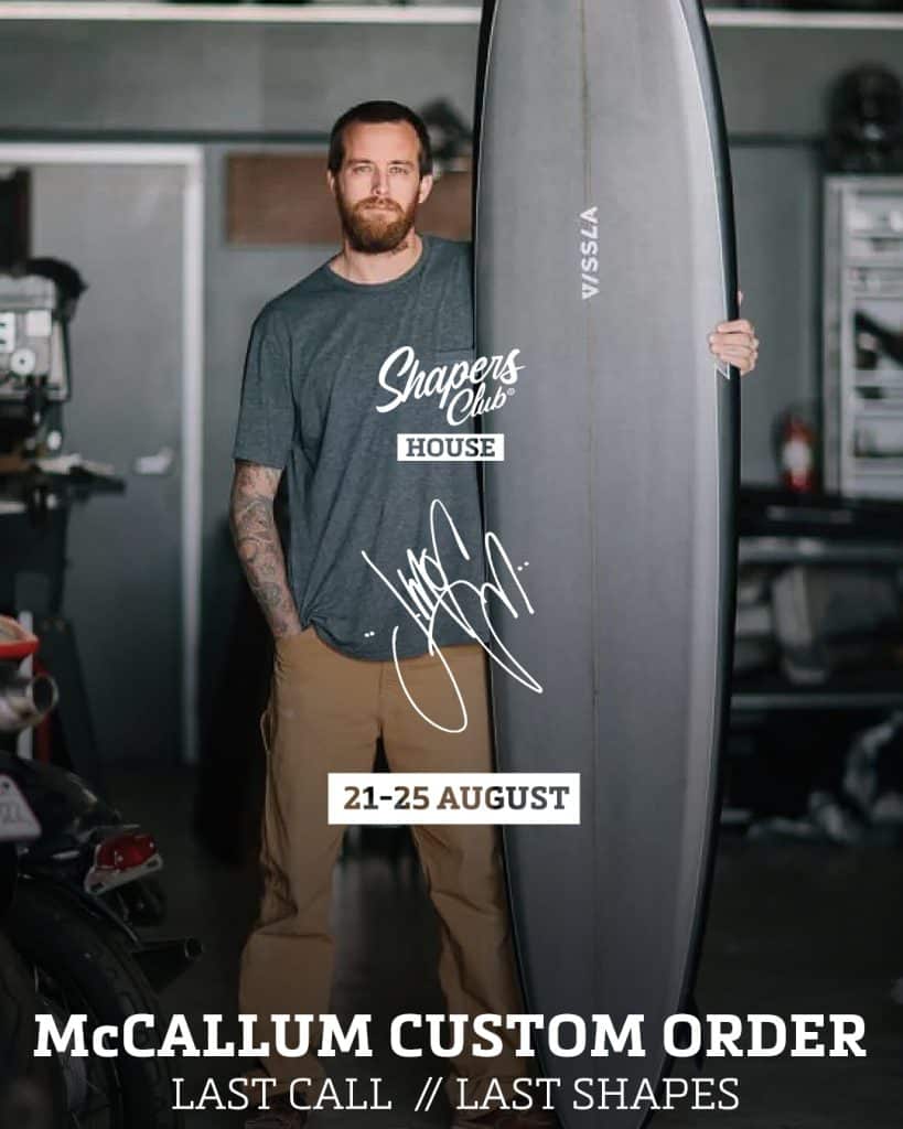 shapers-club- Un homme barbu se tient dans un atelier et tient une planche de surf à la verticale. Le texte se lit comme suit : "Shapers Club House, 21-25 août. Jeff McCallum sur-mesure Custom Order. Last Call // Last Shapes". L'image comprend une signature graphique. -surf