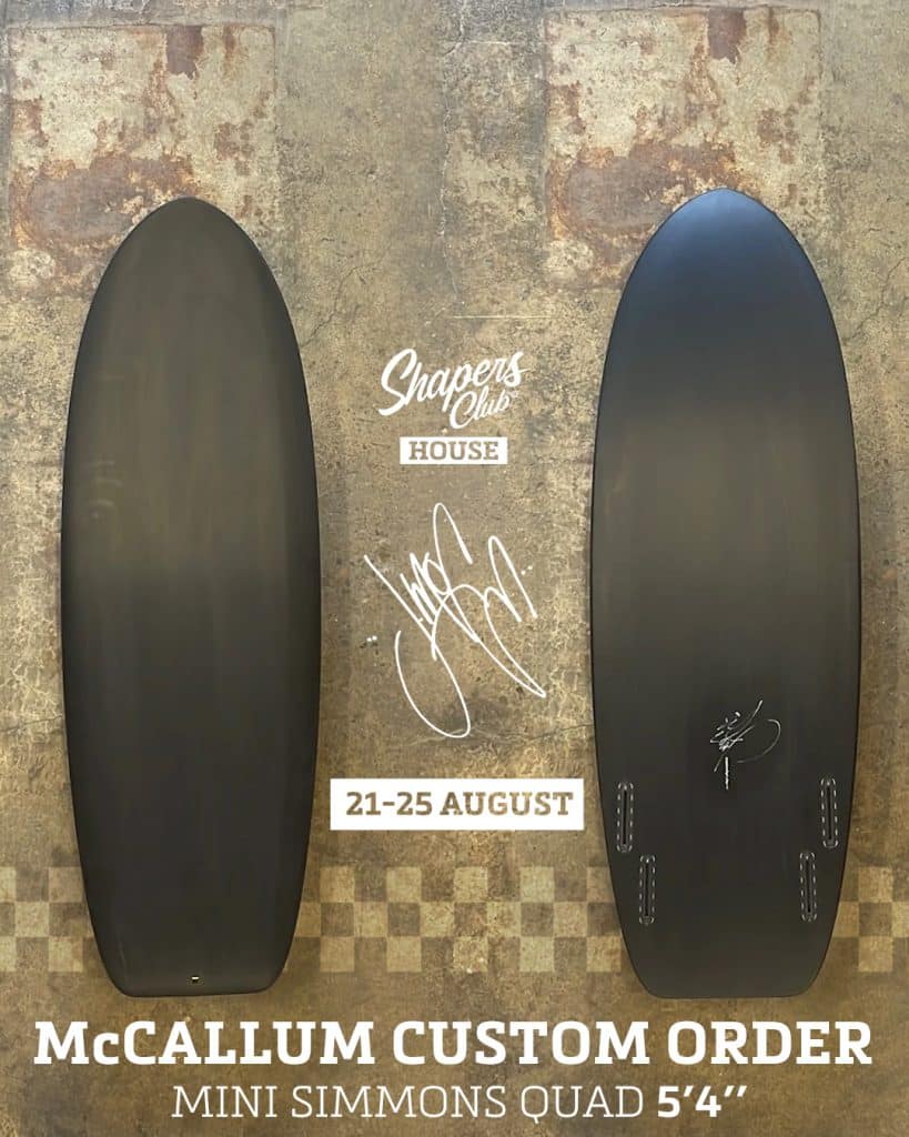 shapers-club- Deux planches de surf noires sur un sol en béton, représentées en haut et en bas. Le texte se lit comme suit : "Shapers Club House, 21-25 août, Jeff McCallum Custom Order, sur-mesure Mini Simmons Quad 5'4". Des signatures sont également visibles. -surf