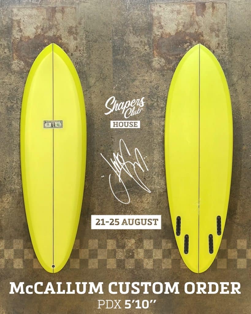 shapers-club- Deux planches de surf jaune vif, représentées à l'avant et à l'arrière, sont affichées sur un fond texturé avec un texte : "Shapers Club House, 21-25 août, Jeff McCallum sur-mesure Custom Order, PDX 5'10." Une signature blanche apparaît au centre. -surf
