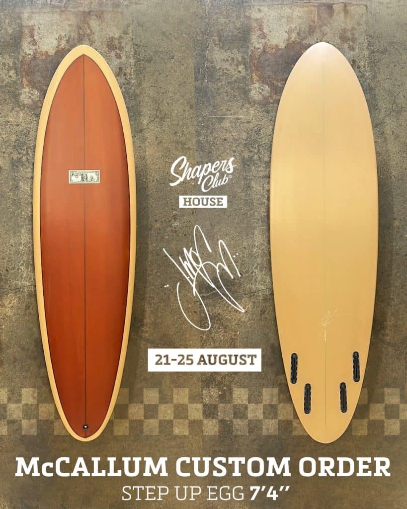 shapers-club- Deux planches de surf se dressent verticalement contre un mur texturé. À gauche, une planche de Jeff McCallum de couleur brun-rouge, et à droite, une planche beige avec trois boîtes d'ailerons. Le texte se lit comme suit : "McCallum sur-mesure Step Up Egg 7'4", Shapers Club House, 21-25 août. -surf