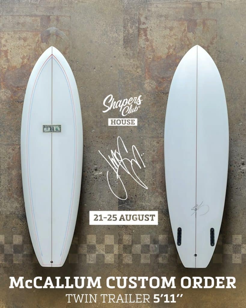 shapers-club- Deux planches de surf blanches reposent sur une surface texturée, l'une montrant le pont et l'autre le fond. Les détails de l'événement organisé par le Shapers Club House et la sur-mesure Custom Order Twin Trailer 5'11" de Jeff McCallum sont présentés, avec une signature en vue. -surf
